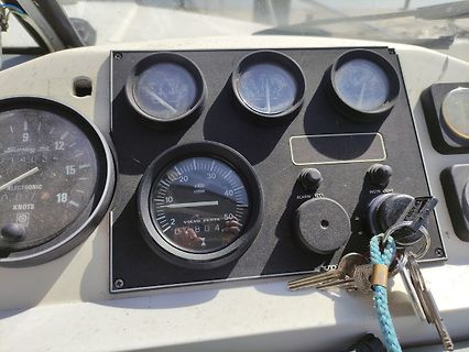 Instrumententafel eines Bootes mit Rundinstrumenten und Schlüsseln