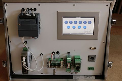 Steuerungsbox mit Display und Elektronikkomponenten