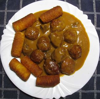 Speisen mit Soße und Pommes
