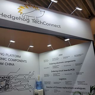 Werbewand von Hedgehog TechConnect mit Prozessdiagrammen