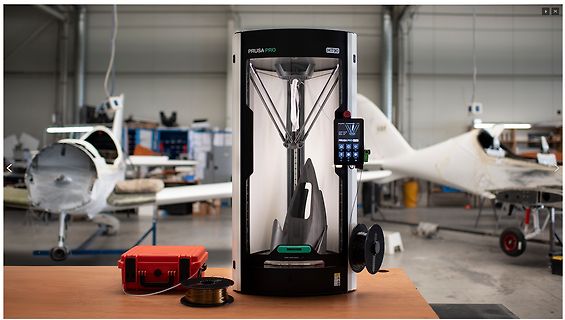 Prusa Pro HT90 3D-Drucker in einer Werkstatt