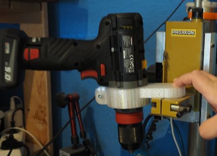 Akkuschrauber an einer Werkstattbohrmaschine