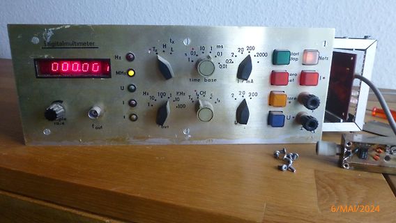Selbstgebautes Digitalmultimeter auf Holztisch