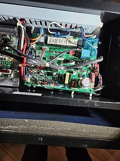 Innenansicht einer Elektronikplatine mit Verkabelung