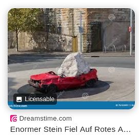 Großer Stein auf rotem Auto