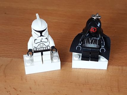 Zwei LEGO Star Wars Minifiguren auf weißem Untergrund
