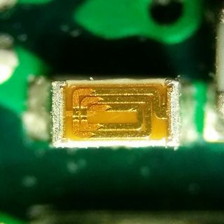 Makroaufnahme eines SMD-Bauteils auf Leiterplatte