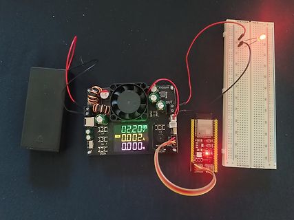 Elektronik-Aufbau mit Spannungsregler, Breadboard und ESP32