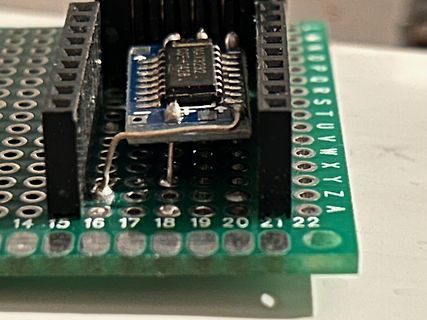 IC auf Lochrasterplatine mit Pinheadern