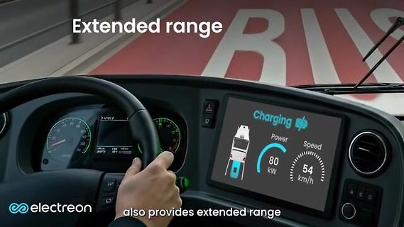 Cockpit eines Elektrofahrzeugs mit Display