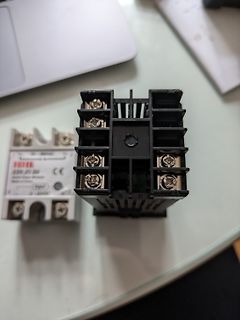 Solid State Relay auf Tisch