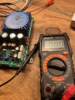 Multimeter und Leiterplatte mit Transformator