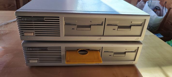 Zwei Hewlett Packard 9122C Computergehäuse