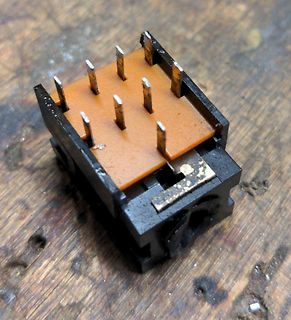 Elektrischer Steckverbinder auf Holzuntergrund