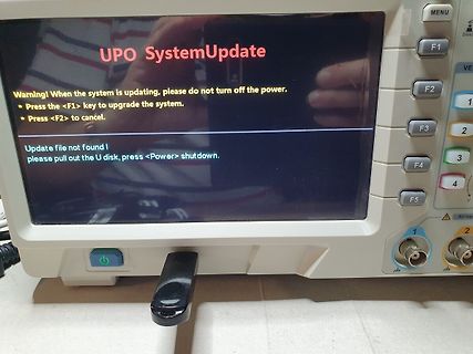 Display eines Geräts mit Fehlermeldung beim Systemupdate