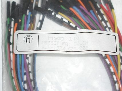 Bündel bunter Kabel mit Etikett