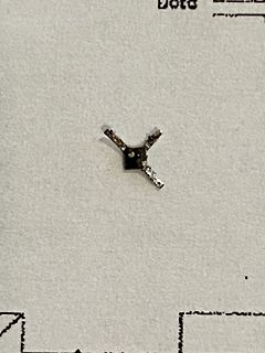 Kleines elektronisches Bauteil auf Papier