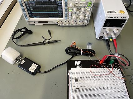 Elektronik-Messaufbau mit Oszilloskop, Netzteil und Breadboard