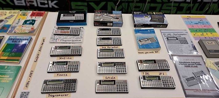 Sammlung verschiedener Sharp PC-Rechner und Dokumentationen