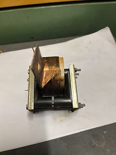 Elektromagnetisches Bauteil oder Relais auf Papier