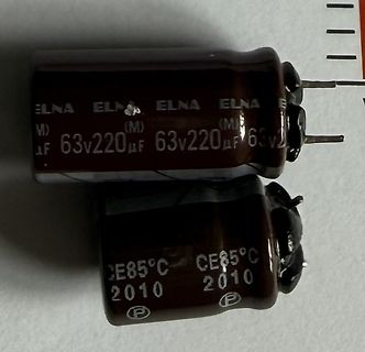 Zwei Elektrolytkondensatoren