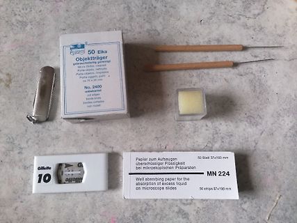 Mikroskopie-Zubehör wie Objektträger und Absorptionspapier