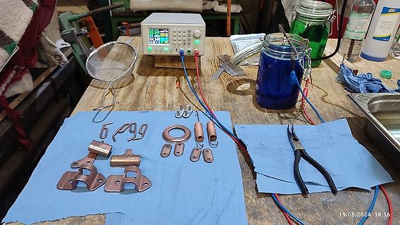 Werkstattaufbau mit Netzgerät, Kupferteilen und Messaufbau