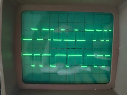Abfotografierter Oszilloskop-Bildschirm mit digitalen Signalen