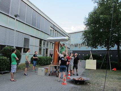 Personen bei einem Experiment im Freien