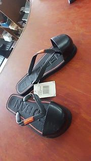 Schwarze Flip-Flops auf Holztisch
