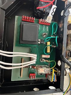 Geöffnete Elektroniksteuerung mit Leiterplatte und Relais