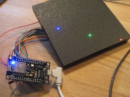 NodeMCU mit LED-Matrix auf Holztisch
