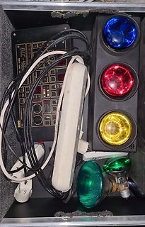 Elektronik-Testaufbau mit Signalgallert und Signallampen