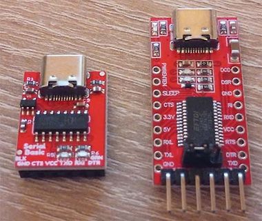 Zwei rote USB-zu-Seriell-Adapter Module