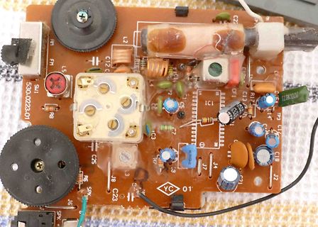 Bestückte Leiterplatte mit Potentiometern und elektronischen Bauteilen