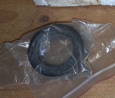 Schwarzer Gummiring in Plastiktüte