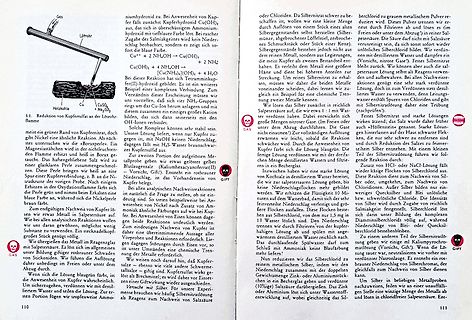 Buchseite mit chemischen Reaktionen und Illustrationen