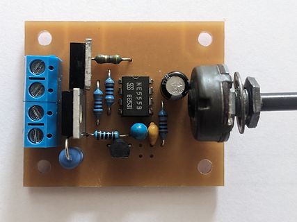 Foto einer bestückten Leiterplatte mit NE555