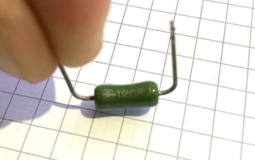 Grüner Widerstand auf Millimeterpapier