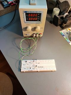 Labornetzteil und Breadboard-Aufbau mit Transistoren