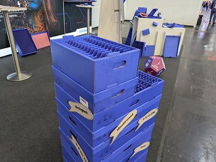 Stapel blaue Pappkartons auf einer Messe