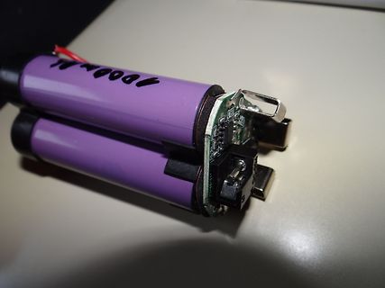 Batteriehalter mit zwei violetten Batterien