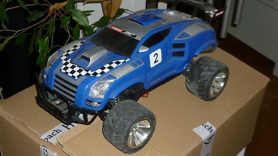 Blauer ferngesteuerter RC-Offroad-Truck auf Karton