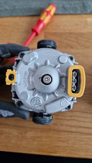 Elektromotor oder Komponente auf Holzuntergrund