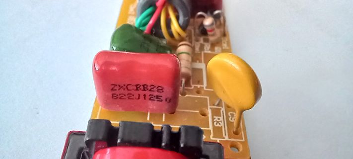 Nahaufnahme elektronischer Bauteile auf einer Leiterplatte