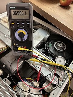 Multimeter Messung an einem Gerät
