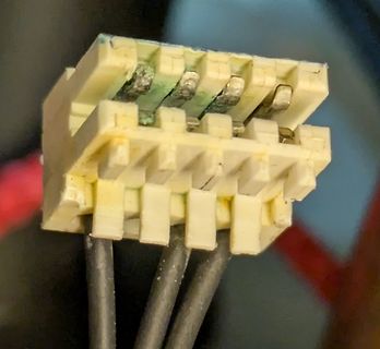 Elektrischer Steckverbinder mit Kabeln