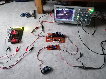 Elektronik-Versuchsaufbau mit Oszilloskop und Leiterplatten
