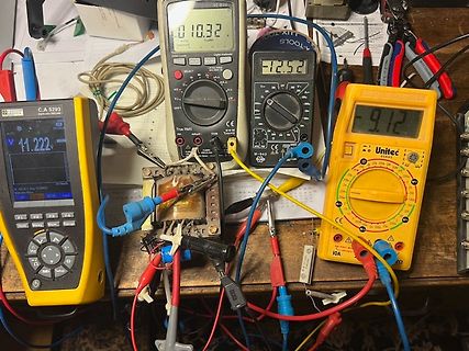 Mehrere Multimeter und Messaufbau auf Werkstattuntergrund