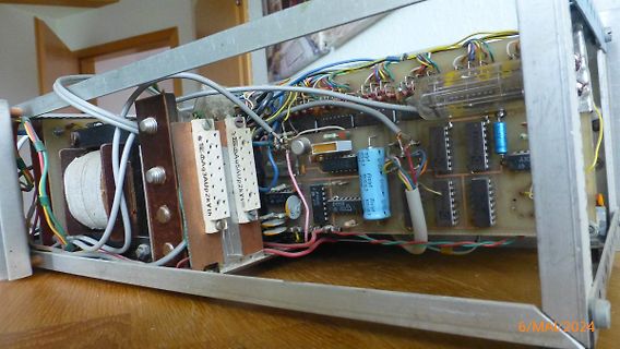 Innenansicht eines elektronischen Geräts mit Leiterplatte und Bauteilen